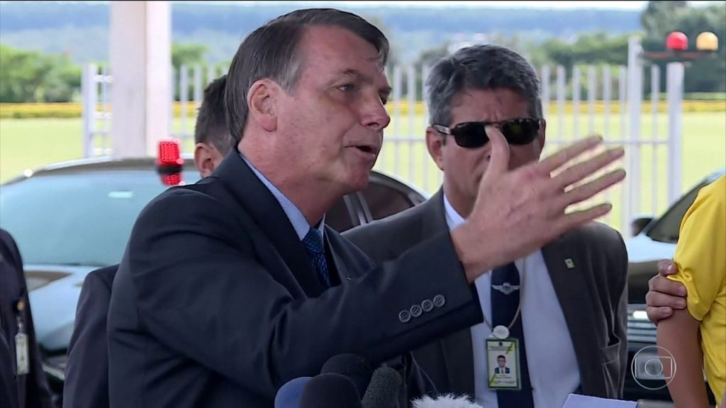 Bolsonaro desafia jornalistas a sair com ele para "ver como está o povo"