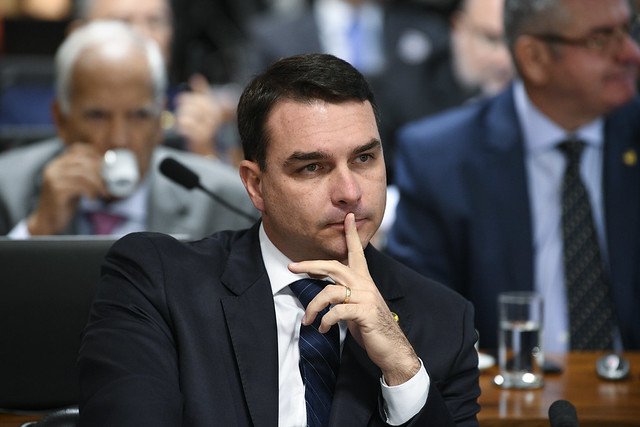 "Trocou a família Bolsonaro por Doria", diz Flávio ao rebater acusações de Marinho