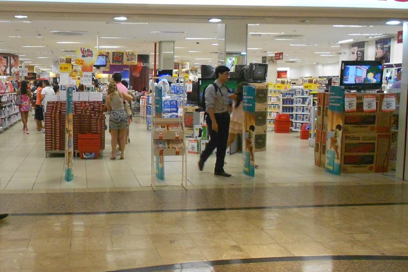 Shoppings e centros comérciais reabrem em Brasília nesta quarta-feira