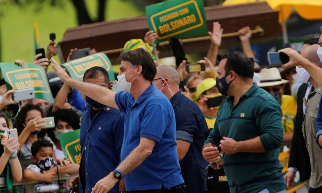Brasília: manifestantes tomam a Praça dos Três Poderes em ato pró-Bolsonaro