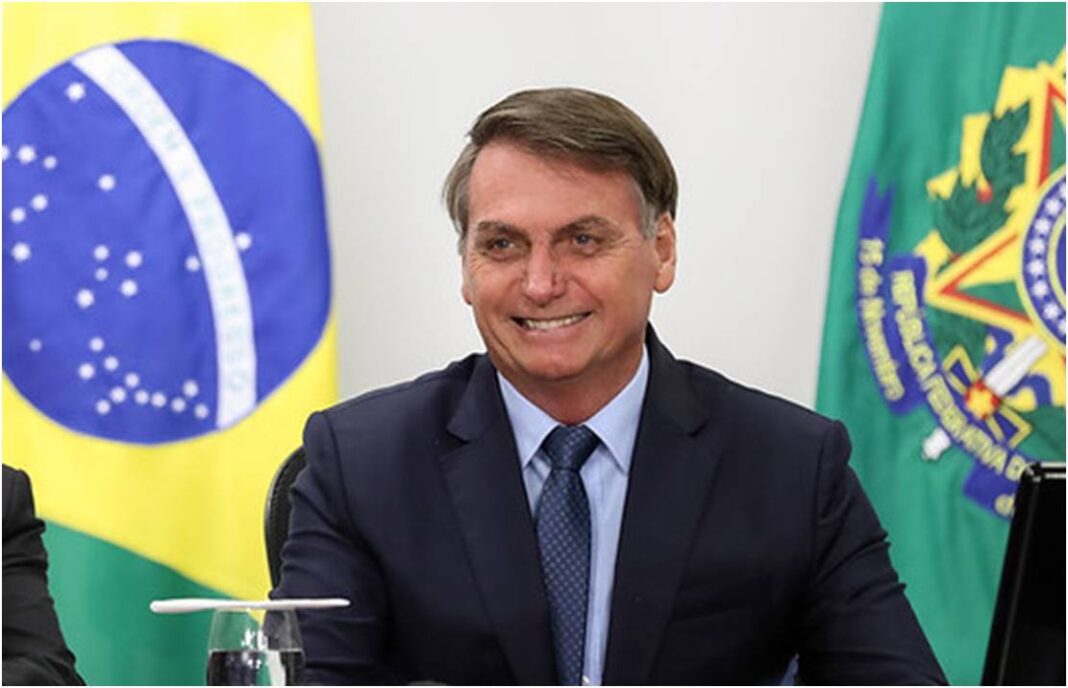 Bolsonaro inova ao fazer transmissão ao vivo de reunião ministerial para o Brasil