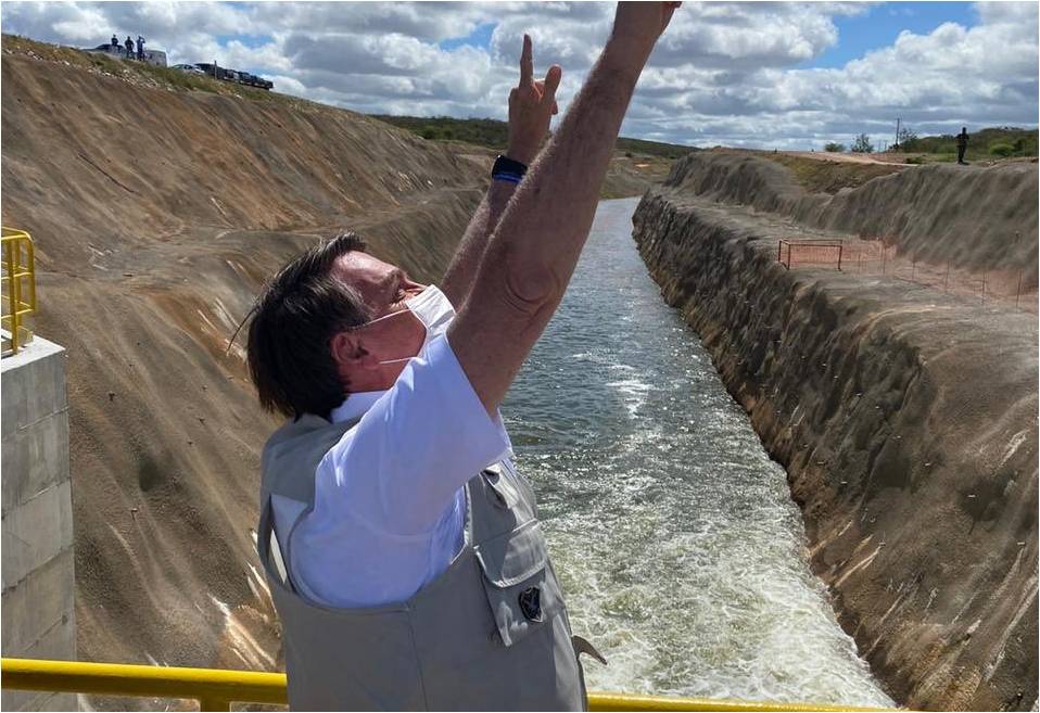 [Vídeo] Bolsonaro vai ao Ceará acompanhar chegada das águas do São Francisco