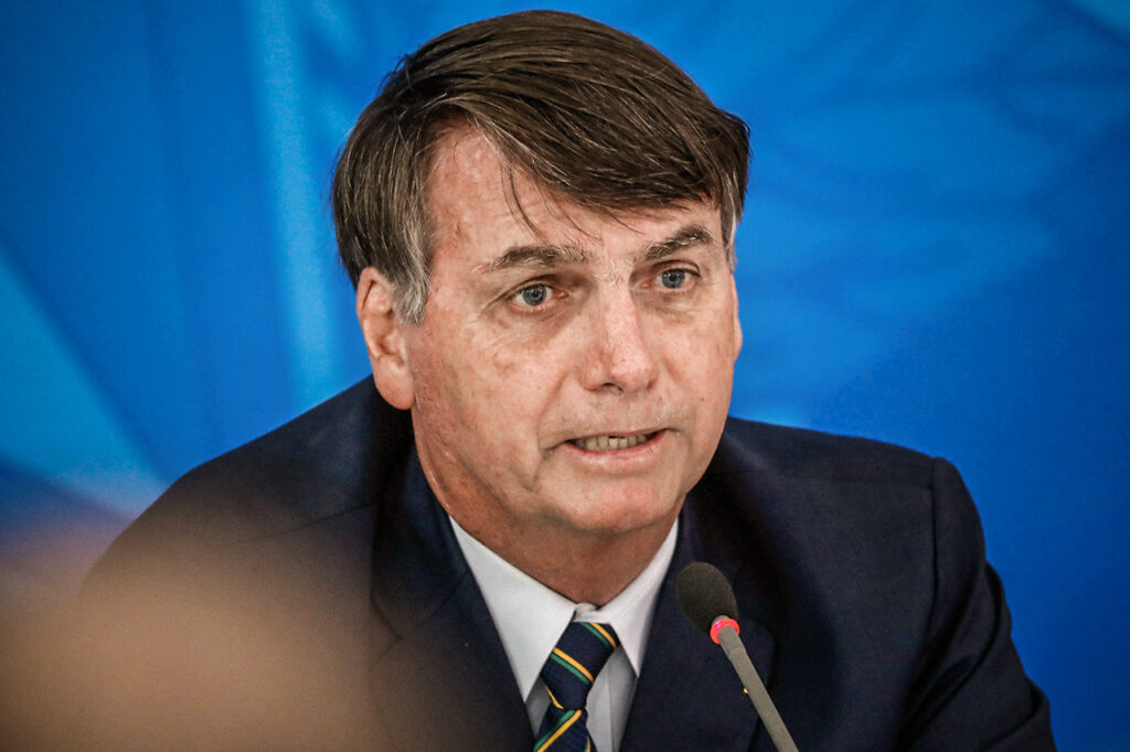 "Terroristas voltaram em Curitiba e estão nos ameaçando agora”, diz Bolsonaro