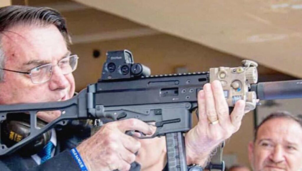 "Vamos poder importar armas a uso individual sem imposto", diz Bolsonaro