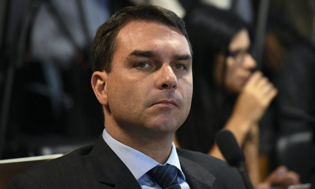 Flávio diz que prisão de Queiroz tem como objetivo "atacar Bolsonaro"