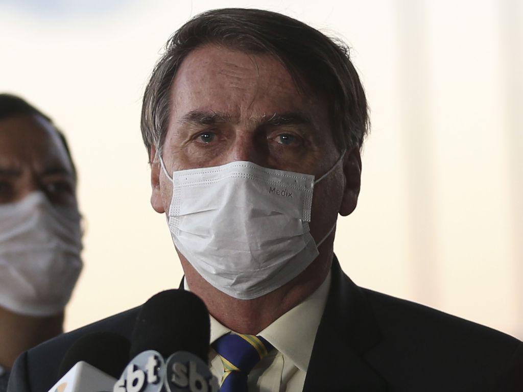Juiz diz que Bolsonaro deverá usar máscara em locais públicos, sob pena de multa