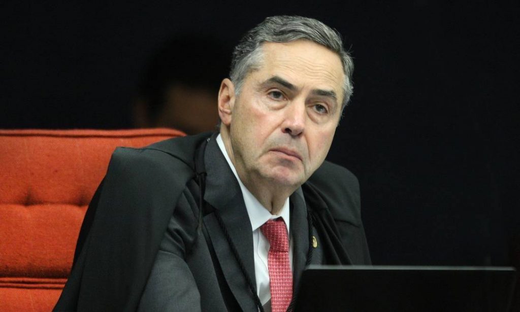 Barroso diz que foi "engano" curtir post que acusou Bolsonaro de querer fechar o STF