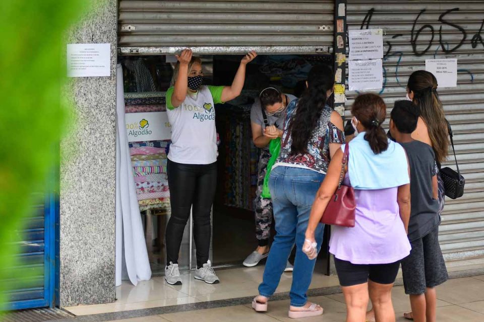 Comerciantes se revoltam contra juiz que suspendeu a reabertura do comércio no DF