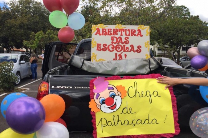 Em Brasília, pais fizeram carreata pela reabertura das escolas: 