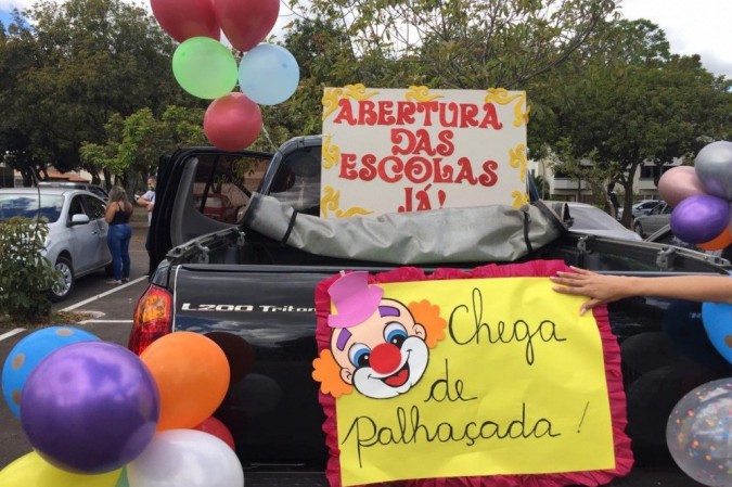 Em Brasília, pais fizeram carreata pela reabertura das escolas: "Chega de palhaçada"