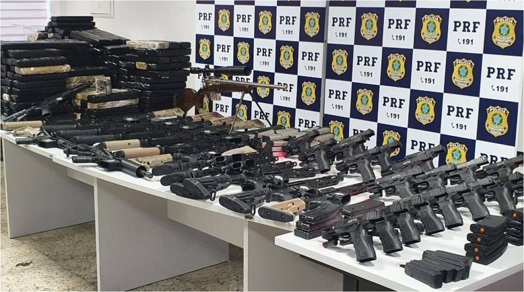 Bolsonaro celebra apreensão de arsenal de armas e drogas pela Polícia Federal
