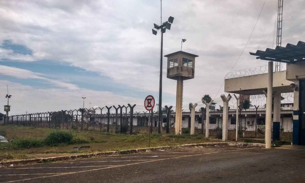 Presos cavam buraco e 17 escapam da Papuda durante a madrugada, em Brasília