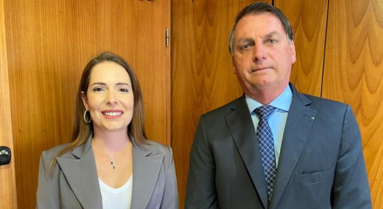 Bolsonaro pede votos para delegada Patrícia, candidata à Prefeitura de Recife