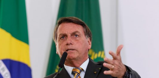 "Vão ter que aturar. Só papai do céu me tira daqui", diz Bolsonaro sobre o governo