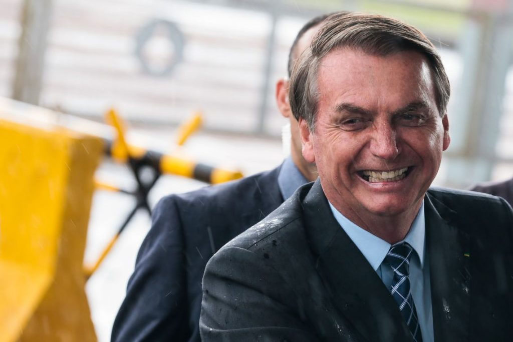 "Não tem o que falar de mim", diz Bolsonaro ao ironizar a mídia pelo leite condensado