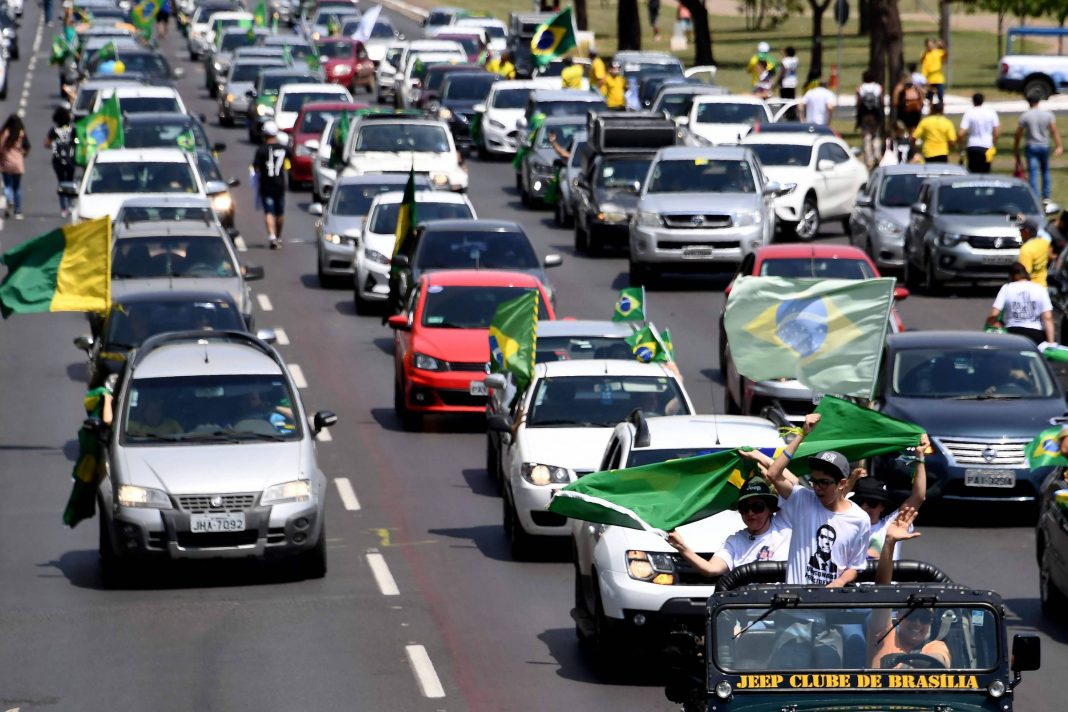 No aniversário de Bolsonaro, apoiadores fizeram carreata em apoio ao seu governo