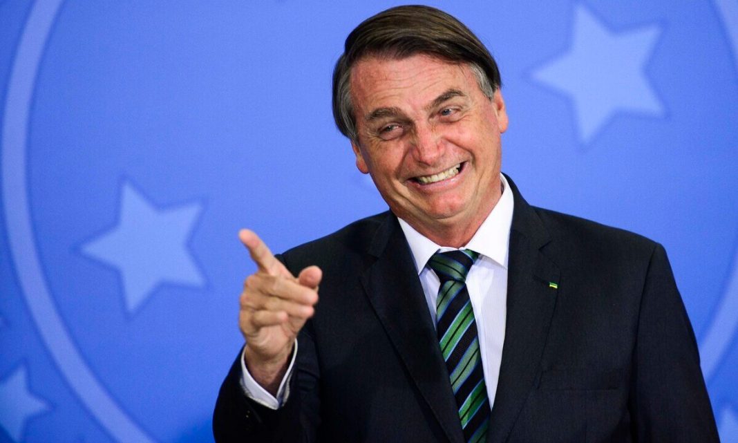 Bolsonaro lidera com folga em todos os cenários para disputa em 2022, diz pesquisa