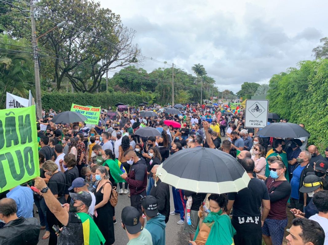 VÍDEO: população faz protesto contra novo lockdown em Brasília