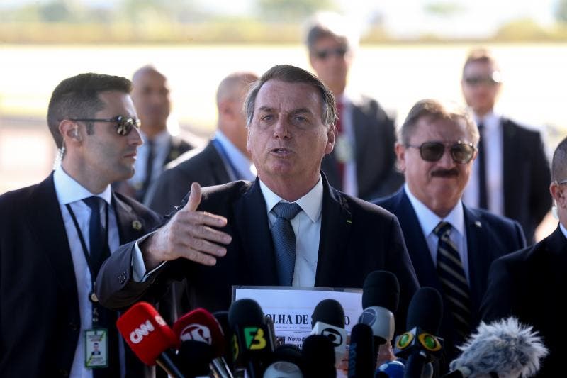 Bolsonaro critica medidas de lockdown e avisa que 