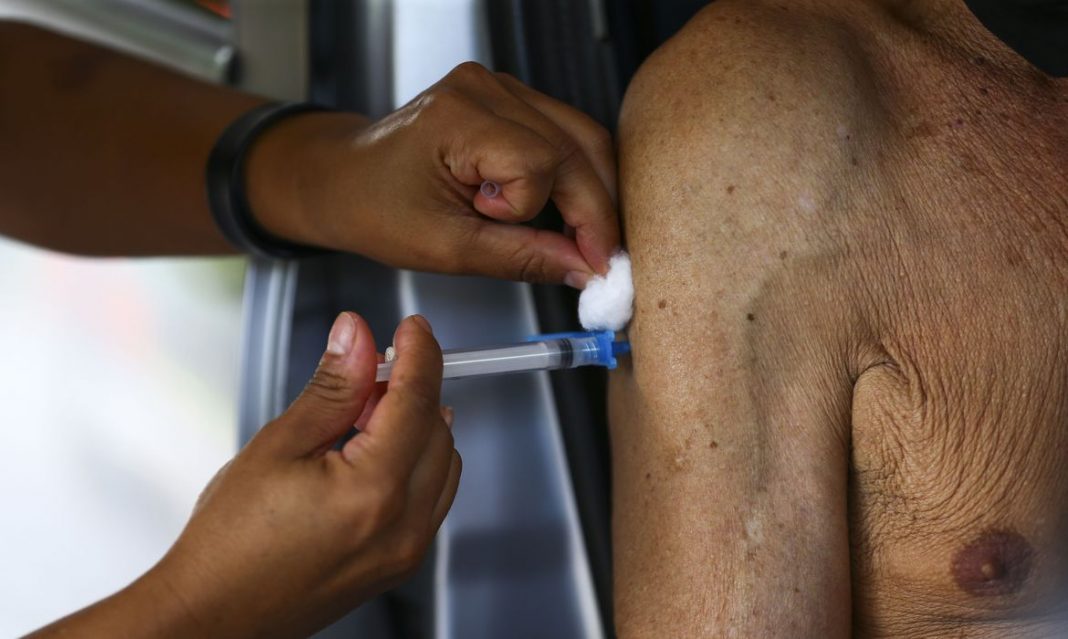 Idosos a partir de 75 anos já podem agendar vacinação em Brasília; veja como