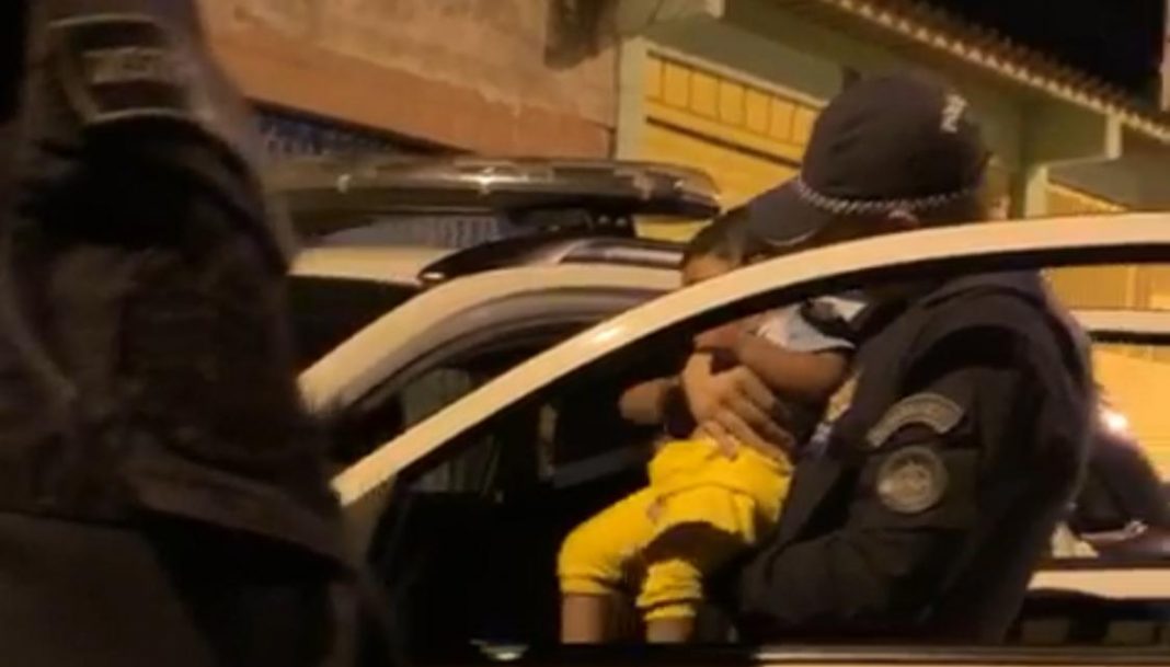 Emocionante: vídeo registra momento em que policiais salvam a vida de bebê engasgado