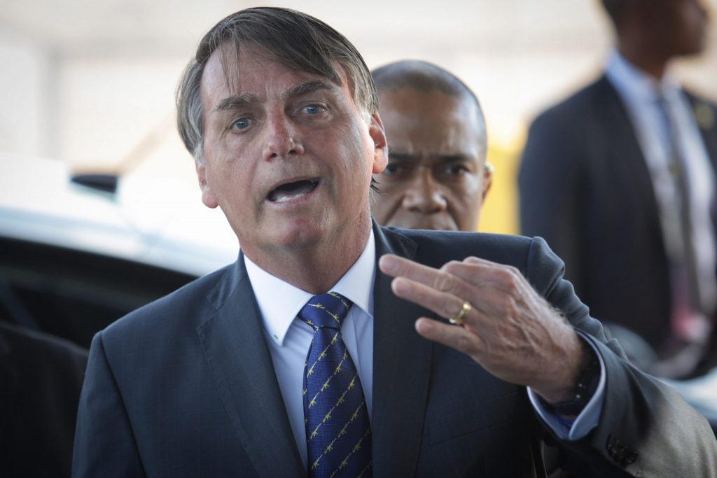 Bolsonaro diz que governadores usaram verbas da Saúde "para pagar folha atrasada"