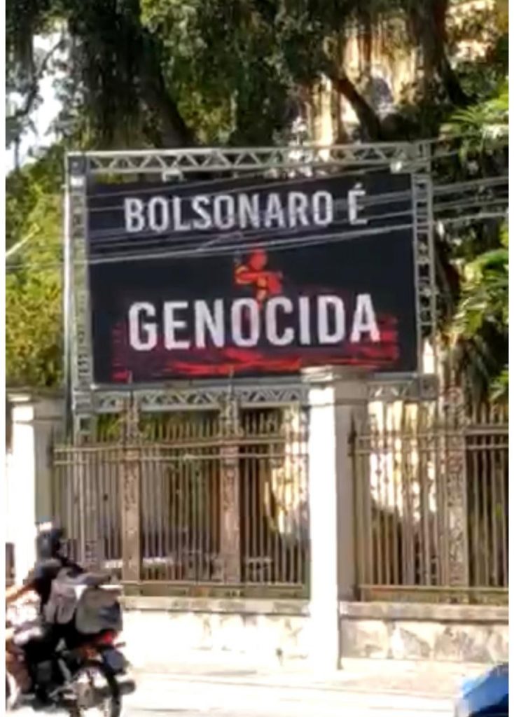 Universidade Pública exibe tela "Bolsonaro é genocida" e é denunciada na PF