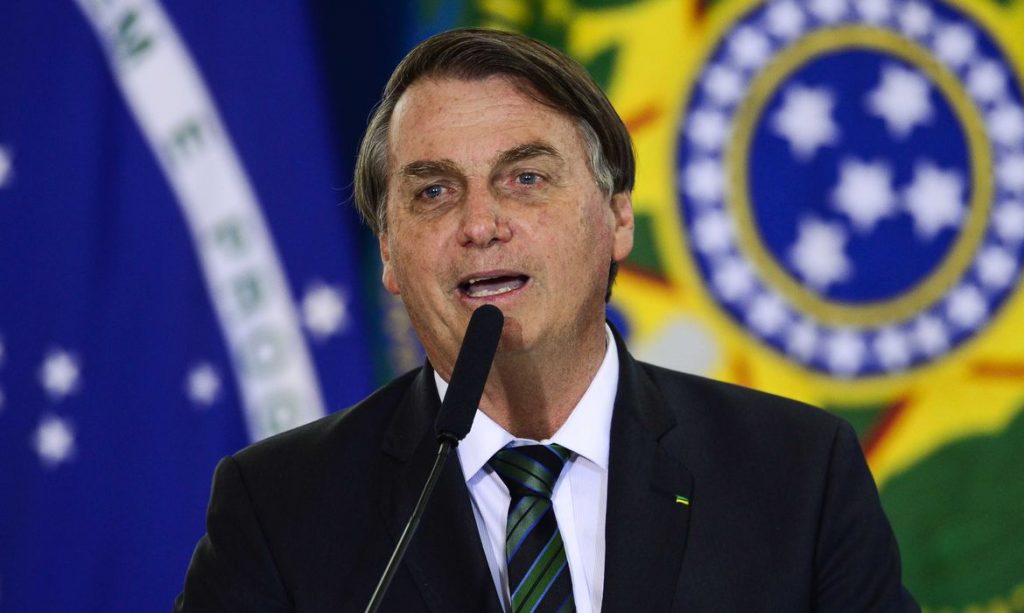Bolsonaro anuncia que aguarda "sinal da população" para "tomar providências"