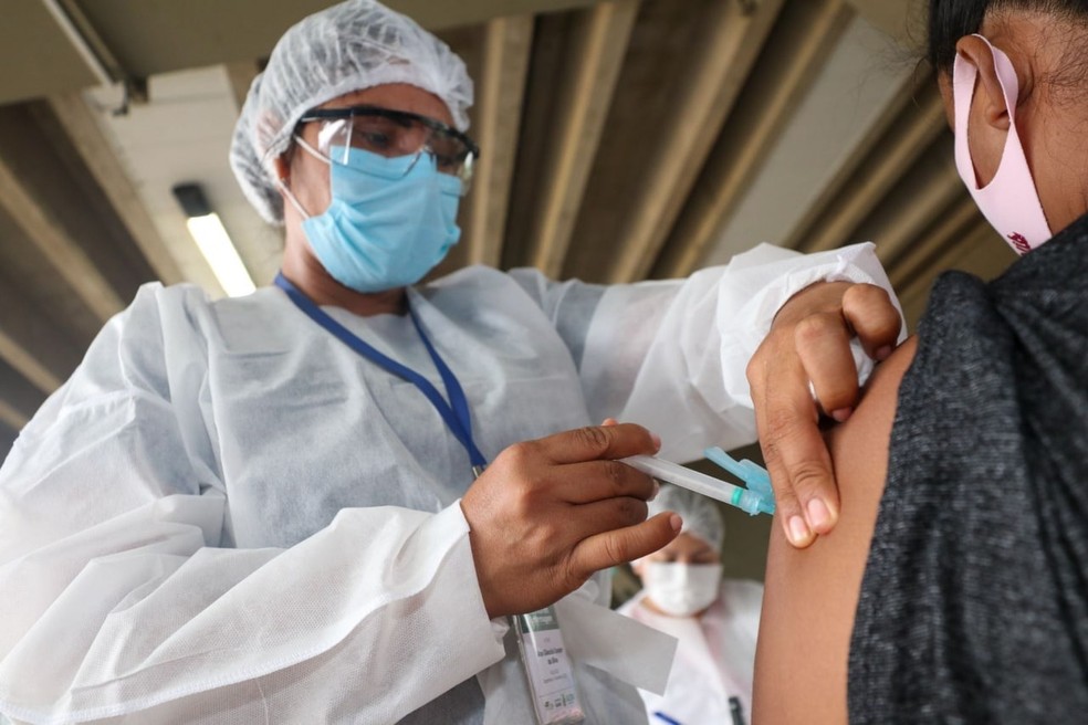 Manaus inicia vacinação de jovens com comorbidades