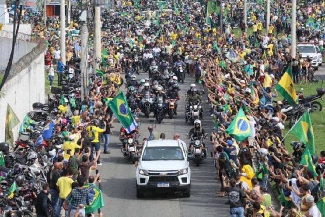 Bolsonaro arrasta multidão em passeio de moto no RJ; 1000 policiais foram mobilizados