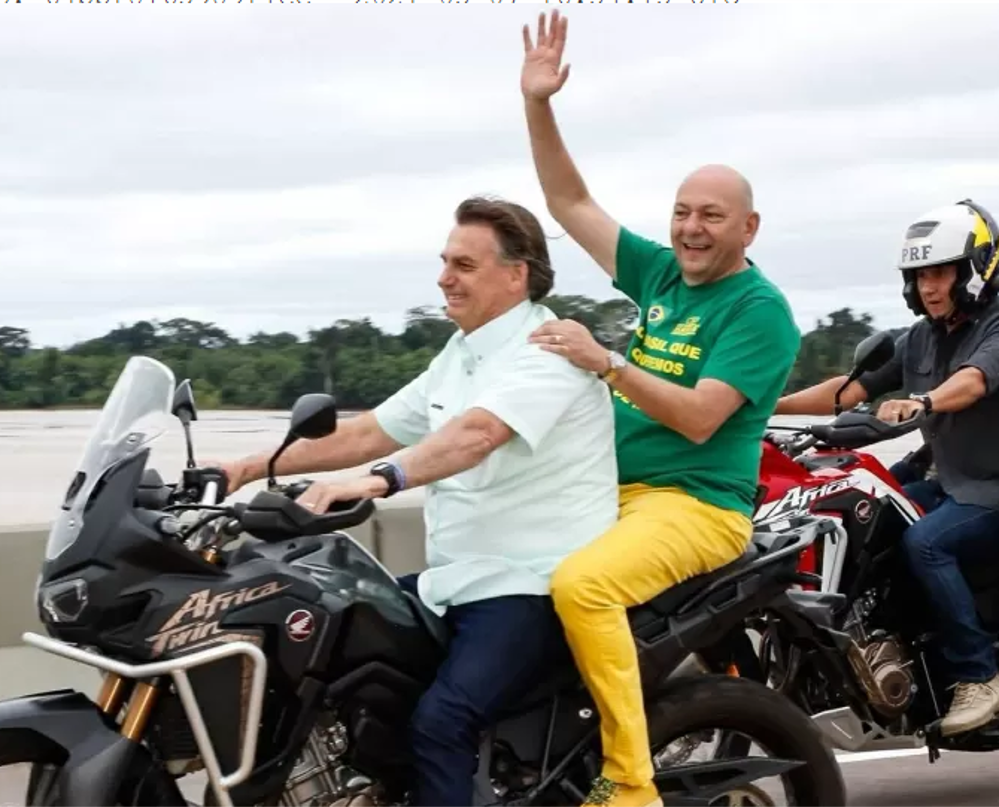 VÍDEO: Bolsonaro inaugura ponte andando de moto com Luciano Hang na garupa