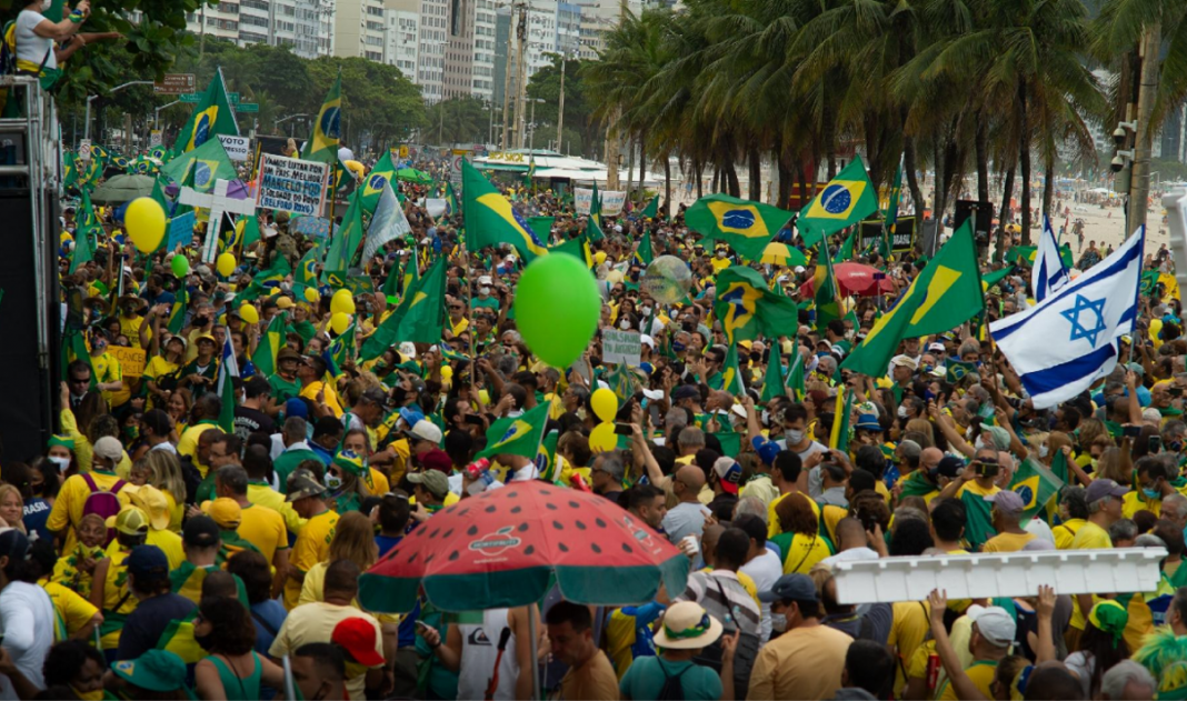 Milhares de manifestantes pró-Bolsonaro foram às ruas pedir intervenção militar