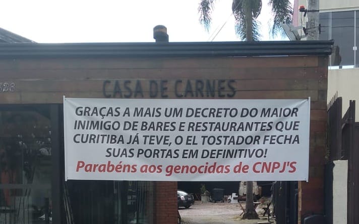 Restaurante fecha e coloca faixa de “parabéns aos genocidas de CNPJs” na fachada