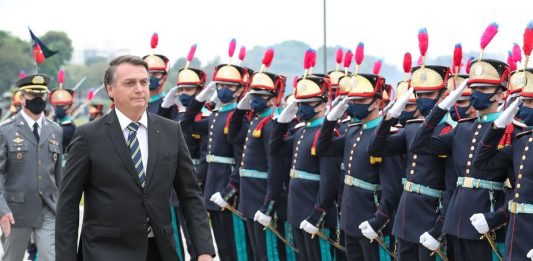 Chefe Supremo das Forças Armadas, Bolsonaro proíbe Exército de falar contra Pazuello
