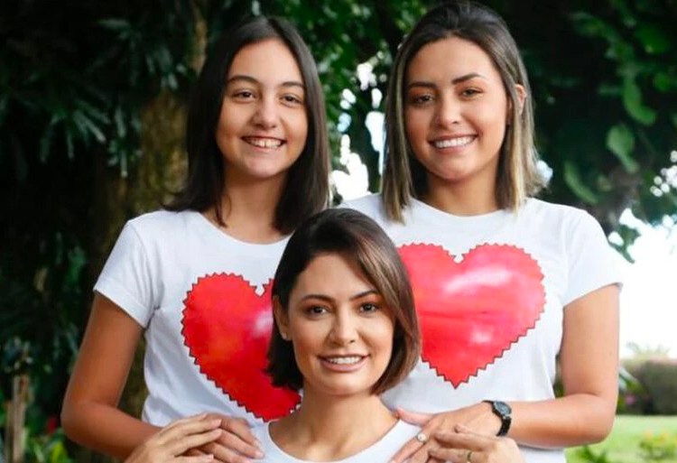 Michelle Bolsonaro homenageia Dia das Mães com fotos: "Missão que Deus nos confiou"