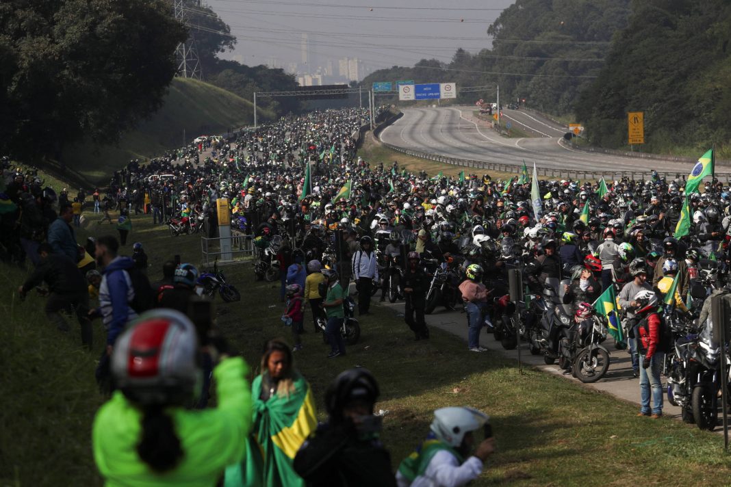 Motociata com Bolsonaro em SP já reúne milhares de pessoas na Bandeirantes