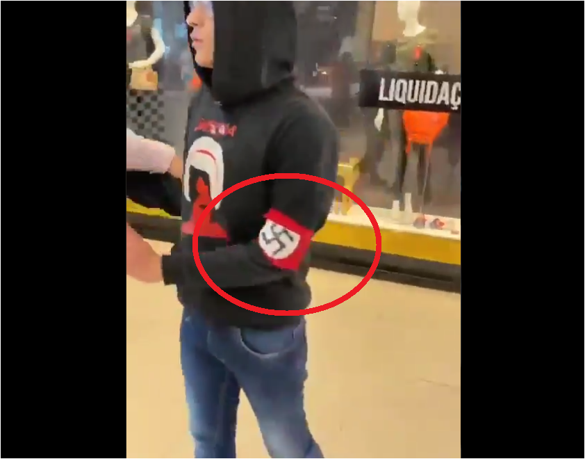 [VÍDEO] Jovem com símbolo nazista é expulso de shoopping: 