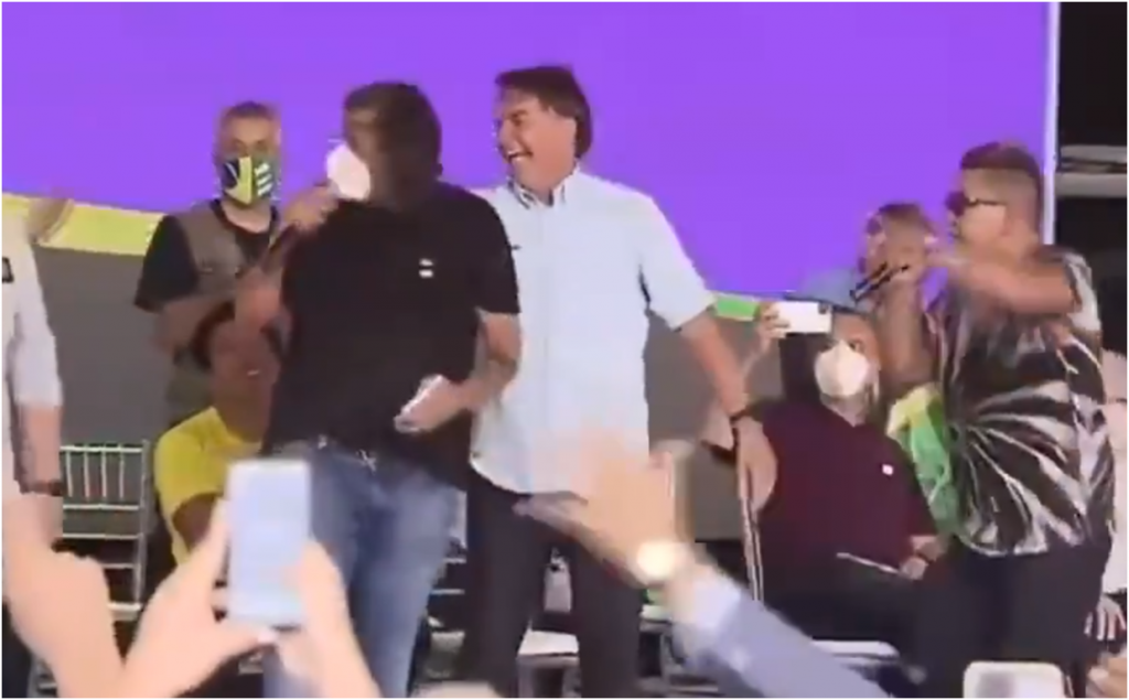 VÍDEO: entrega de casas com Bolsonaro vira show de música ao som de “o mito chegou”