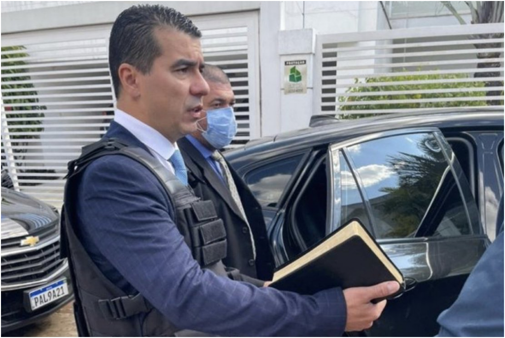 Exagero? Deputado chega à CPI da Pandemia usando colete à prova de balas e Bíblia