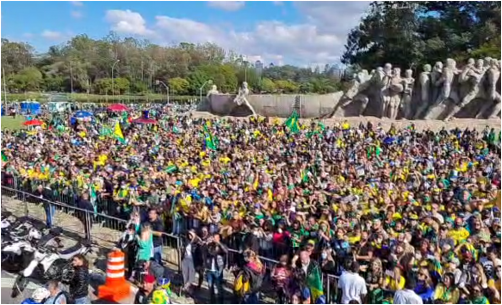 "Eu vim de graça", dizem apoiadores de Bolsonaro em motociata em São Paulo
