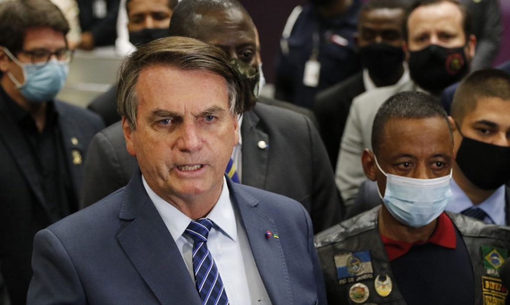 Bolsonaro diz que AGU vai apurar suspeita de "supernotificações" de mortes por Covid