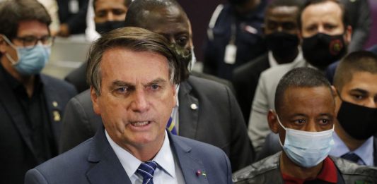 Bolsonaro diz que AGU vai apurar suspeita de "supernotificações" de mortes por Covid