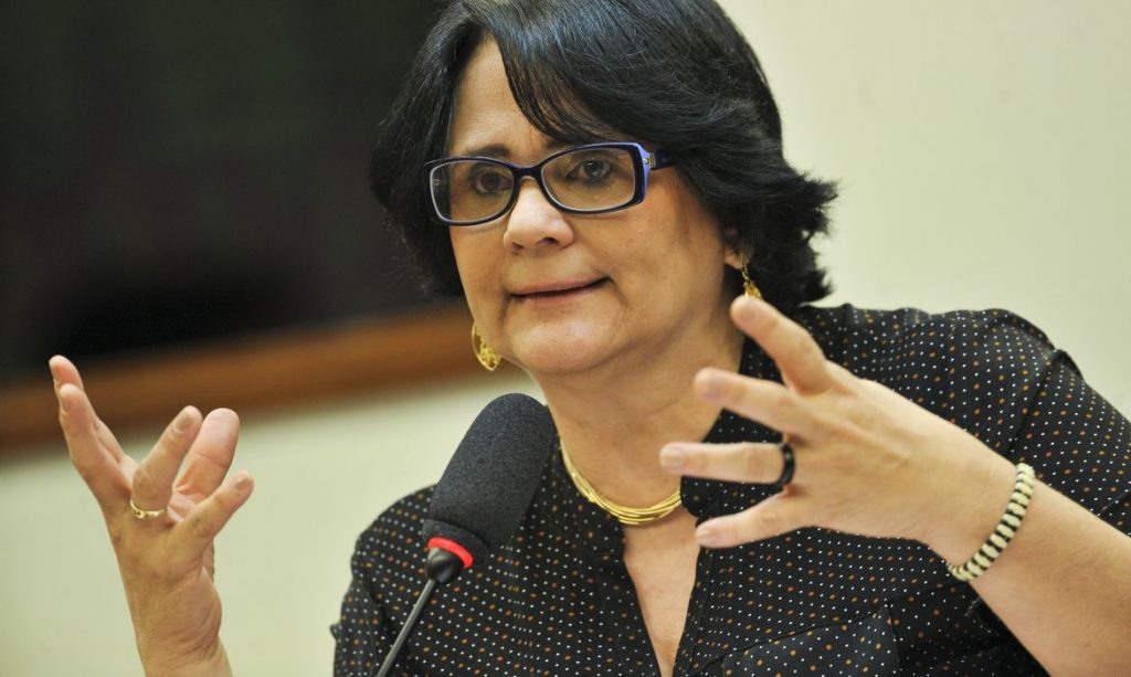 "Nunca vamos nos curvar para legalizar o aborto no Brasil", diz ministra Damares