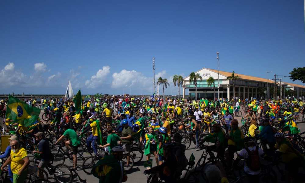 VÍDEO: Recife realiza a primeira "bicicletada" do Brasil em apoio ao governo
