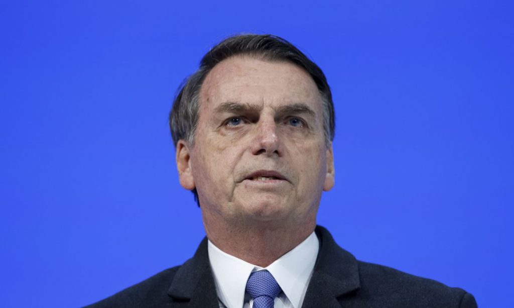Bolsonaro revela que não consegue dormir 'sem uma arma ao lado'