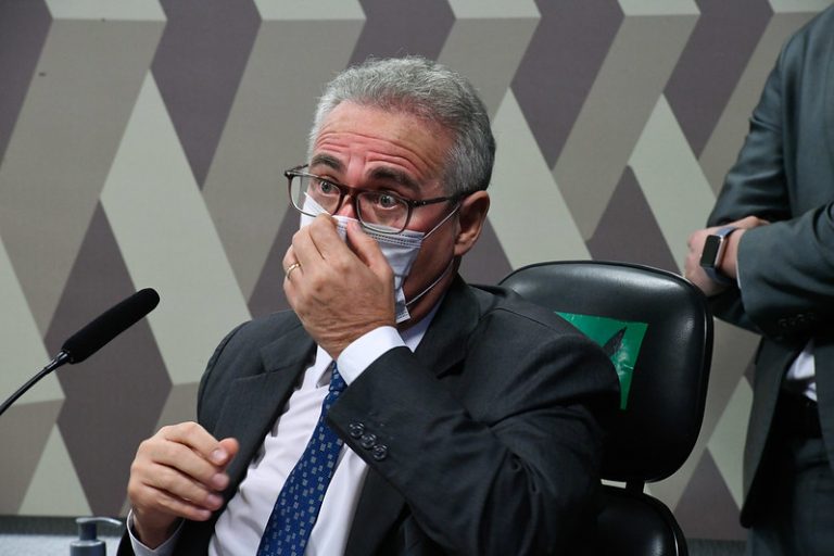 Após ser indiciado, Renan ataca Bolsonaro: "Pensa que a Constituição e a PF são dele"