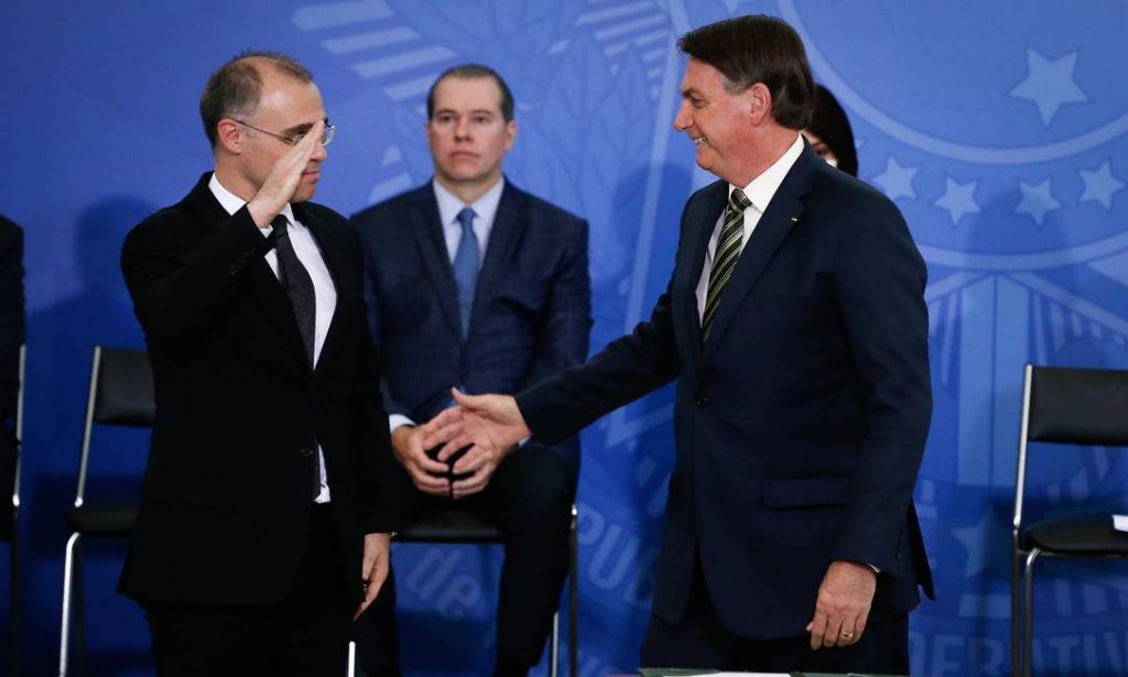 Bolsonaro sugere que sessões do STF comecem "com uma oração do André"