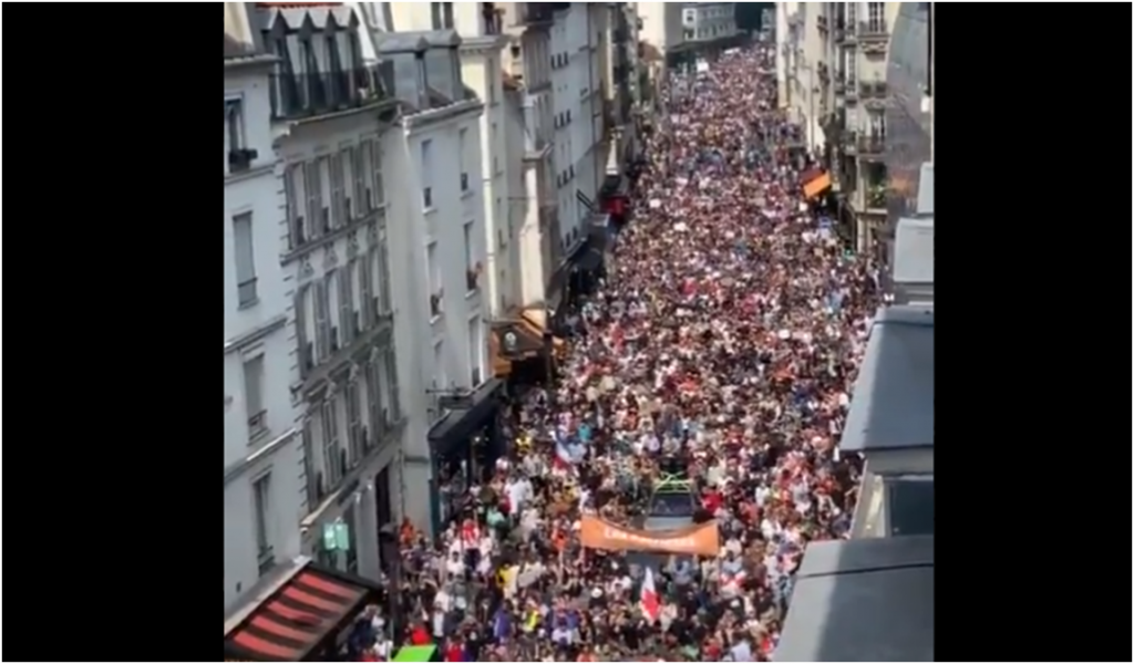 VÍDEO: milhares de franceses protestam contra a "ditadura" da vacina neste sábado
