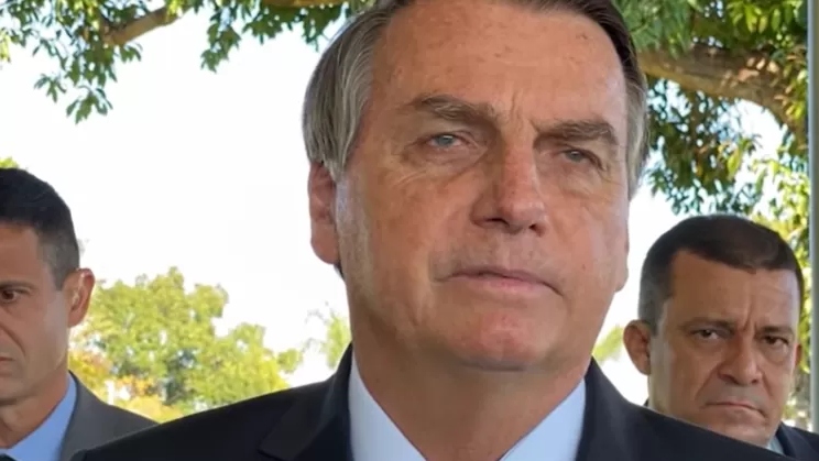 Bolsonaro: 'Valor do combustível nos postos é 3 vezes mais caro que na refinaria'