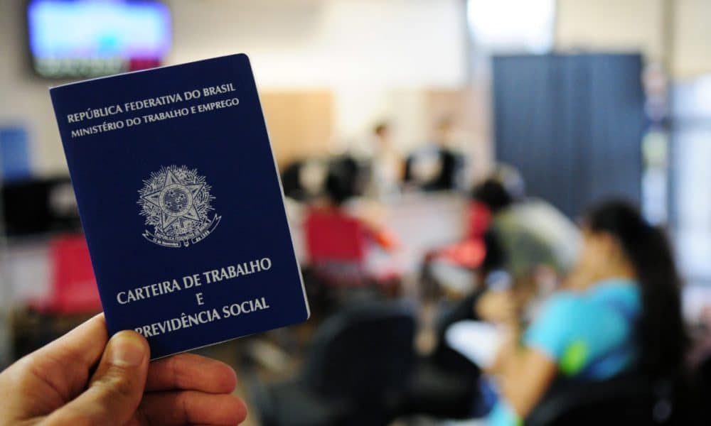Brasília começa a semana com 200 vagas de emprego para recepcionistas